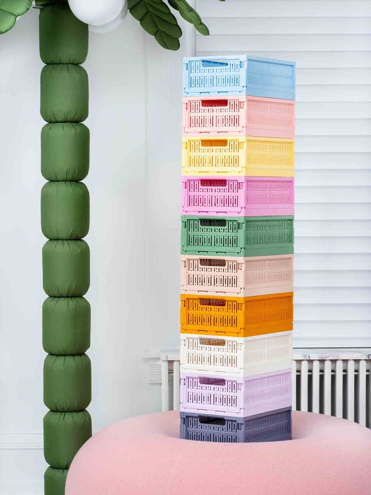Hergestellte Kisten aus recycelten Kunststoff-Midi-Boxen in verschiedenen Farben.