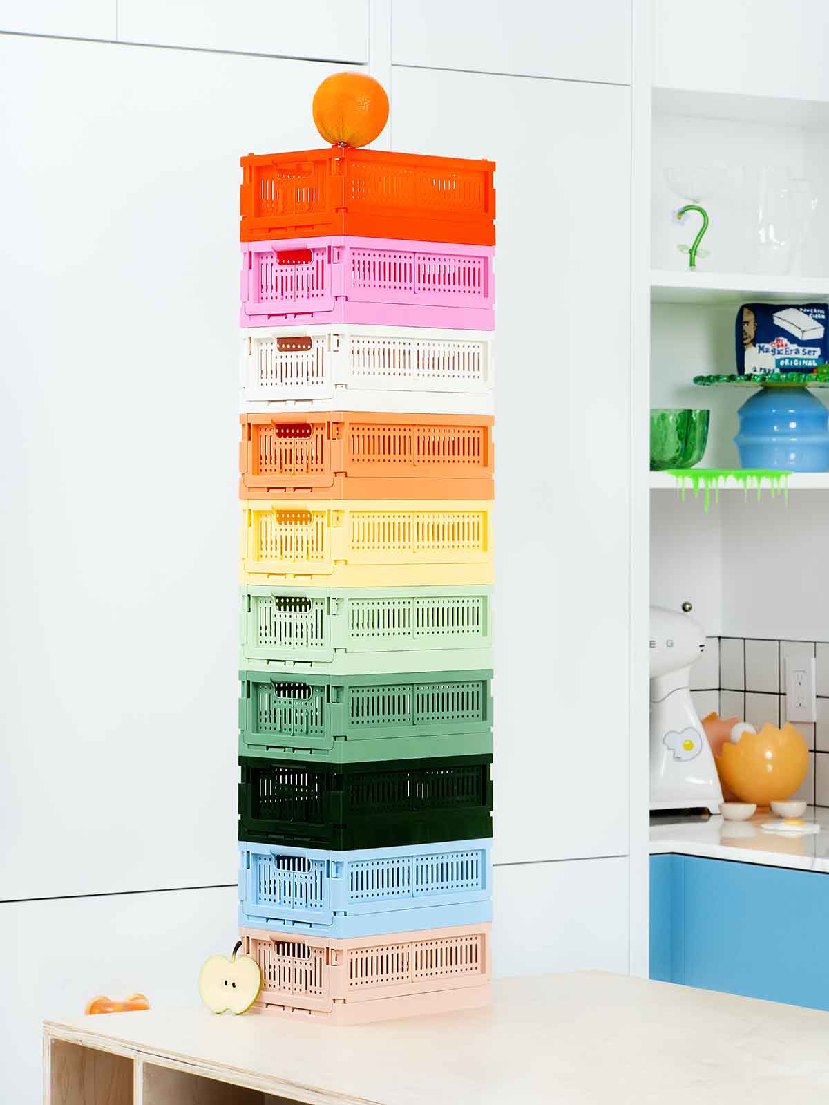 Hergestellte Kisten aus recycelten Kunststoff-Mini-Boxen in verschiedenen Farben.