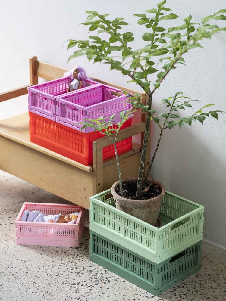 aus Kisten aus recyceltem Kunststoff