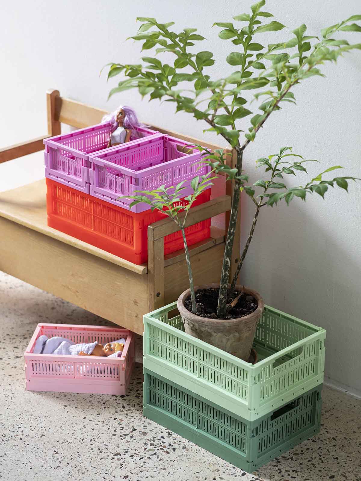 aus Kisten aus recyceltem Kunststoff