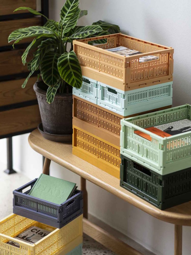 aus Kisten aus recyceltem Kunststoff