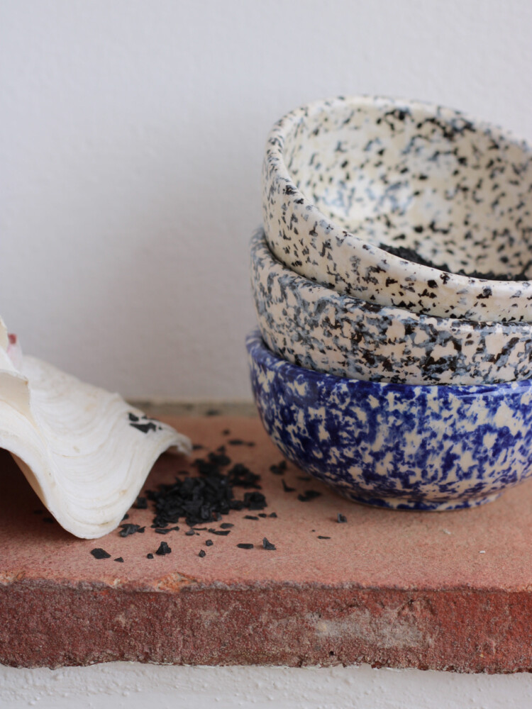Granit-Serie, Tisch-Setting, familyanna, handgemacht in Europa, handgemacht, handbemalt, Remix von Sofie, familyanna, familyanna Händler, familyanna größte Auswahl und bester Preis, Keramik, handgemachte Keramik, dänisches Design, Bohrdeckel, handgemachte Keramik, Keramik mit Flecken.