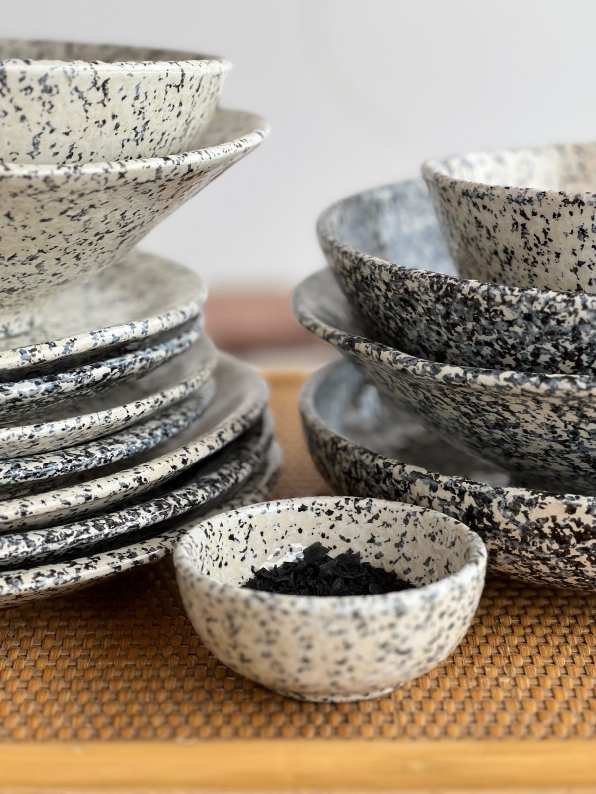 Granit-Serie, Tisch-Setting, Familyanna, handgemacht in Europa, handgemacht, handbemalt, Remix von Sofie, Familyanna, Familyanna Händler, Familyanna größte Auswahl und bester Preis, Keramik, handgemachte Keramik, dänisches Design, Bohrdeckel, handgemachte Keramik, Keramik mit Flecken.