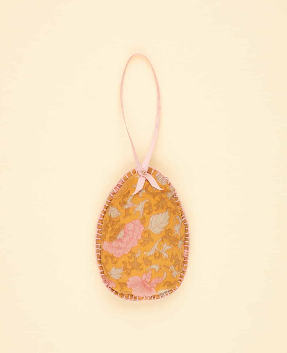 sissel noble bo, Remix von Sophie, Osterdekorationen, Seidenschmuck, Seideneier, Ostereier, Hängeschmuck, Ostereier in Seide.