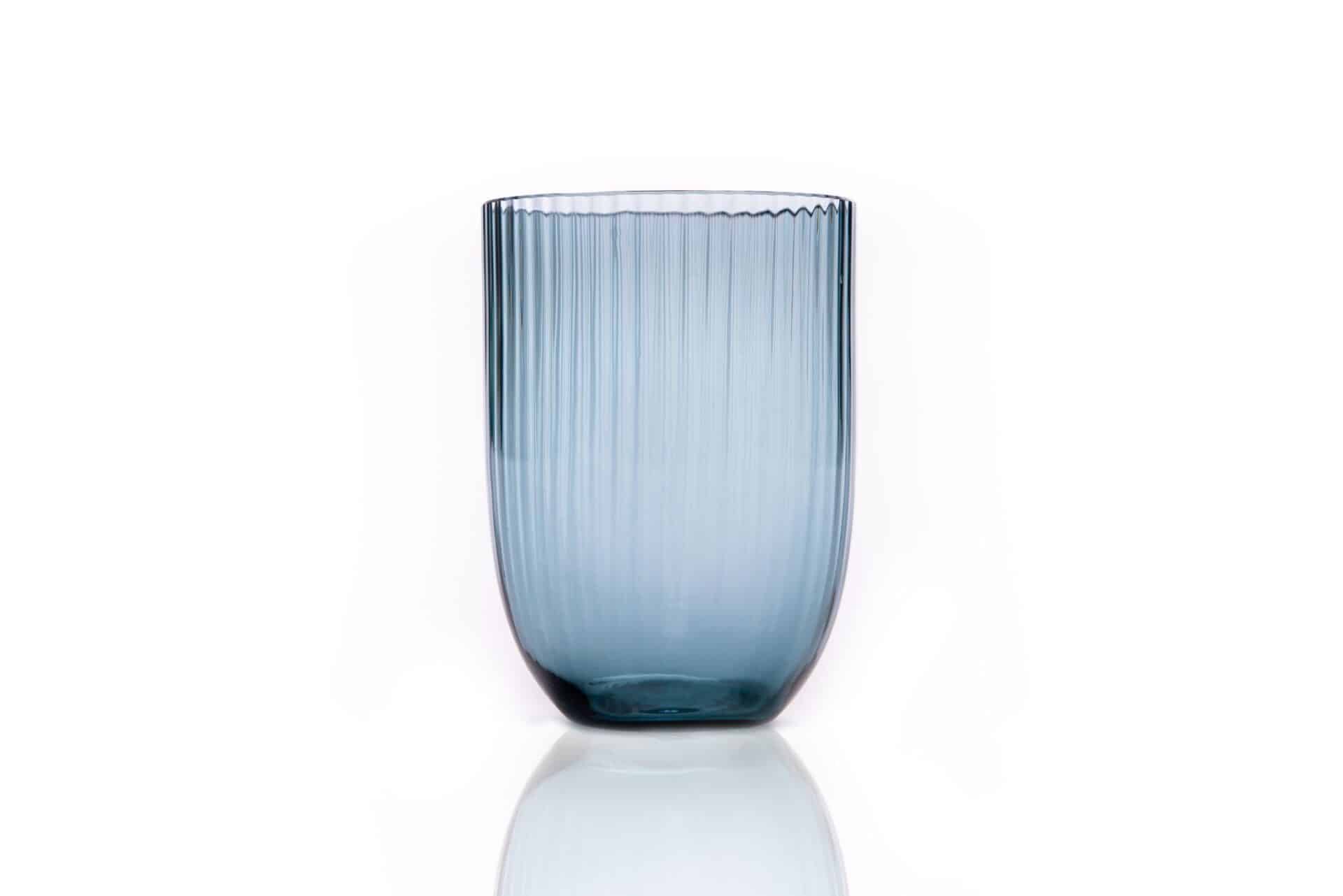 Bambusblau Rauch, anna von lipa, Remix von Sofie, anna von lipa Glas, mundgeblasenes Glas, handgeblasenes Glas, Glas, Trinkglas, Wasserglas, farbiges Glas, Mix- und Mattckglas, Mix & Mattckglas, Becher, Waweglas, Wirbelglas, Harlekinglas, Spiralglas, Bambusglas, Olivenglas, Tischbezug