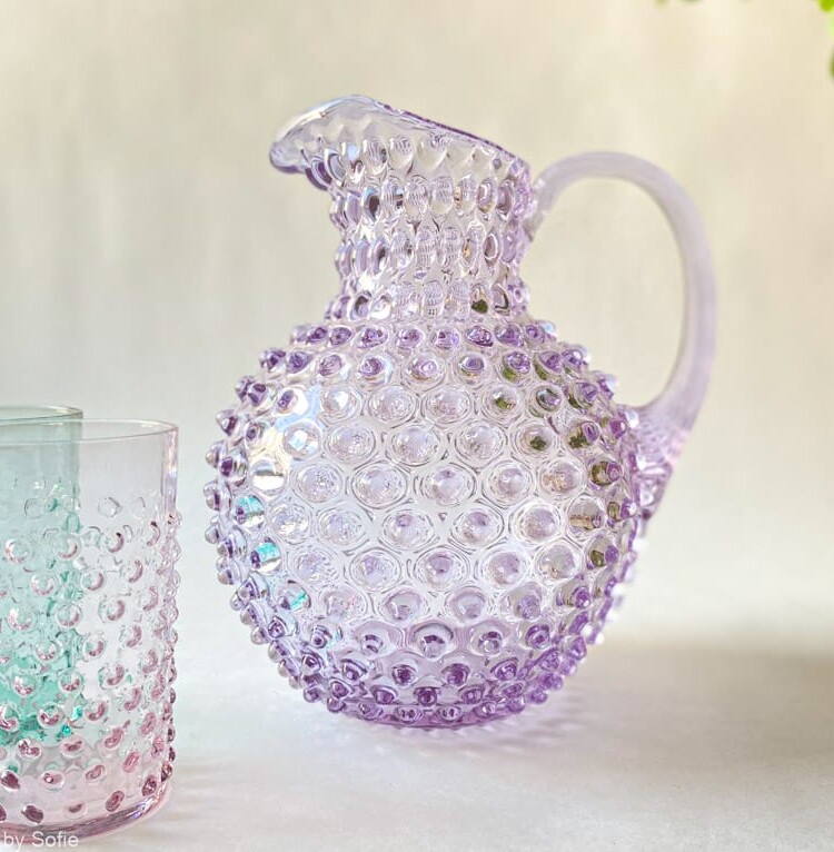 2 Liter Krug in hellviolettem Neodym, Krug in lila, 2 Liter Krug in Igelglas, Igel Krug, anna von Lipa Igel Krug, Krug in Igelglas, anna von Lipa Händler, anna von Lipa Krug, anna von Lipa Igel Krug, Igel Krug, Igel Krug, Hobnail Krug, Hobnail Glas, Igel Glas Krug. Remix von Sofia