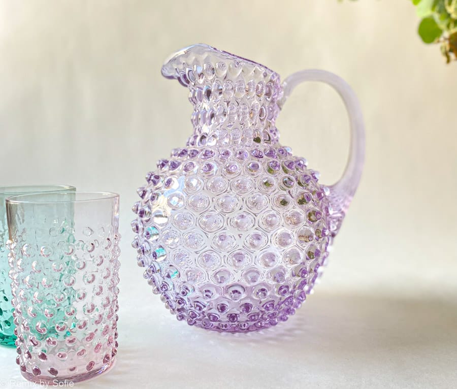 2 Liter Krug in hellviolettem Neodym, Krug in lila, 2 Liter Krug in Igelglas, Igel Krug, anna von Lipa Igel Krug, Krug in Igelglas, anna von Lipa Händler, anna von Lipa Krug, anna von Lipa Igel Krug, Igel Krug, Igel Krug, Hobnail Krug, Hobnail Glas, Igel Glas Krug. Remix von Sofia