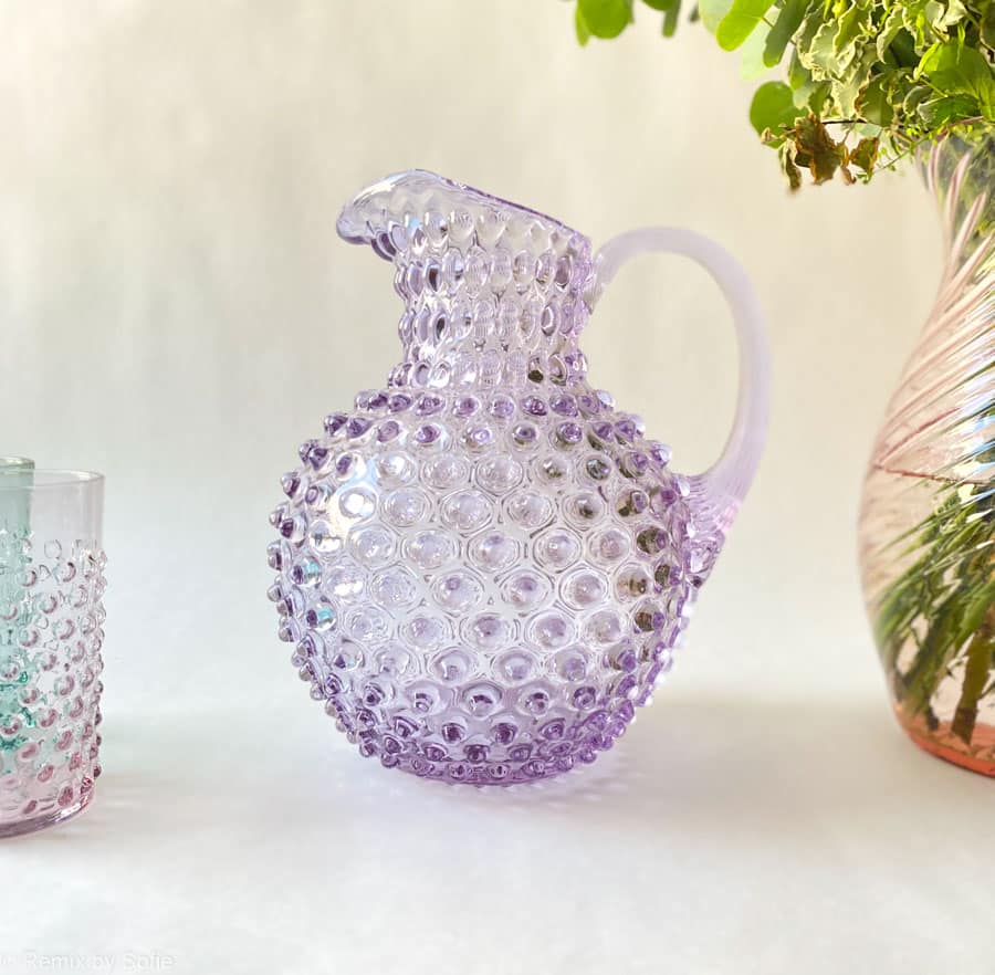 2 Liter Krug in hellviolettem Neodym, Krug in lila, 2 Liter Krug in Igelglas, Igel Krug, anna von Lipa Igel Krug, Krug in Igelglas, anna von Lipa Händler, anna von Lipa Krug, anna von Lipa Igel Krug, Igel Krug, Igel Krug, Hobnail Krug, Hobnail Glas, Igel Glas Krug. Remix von Sofia