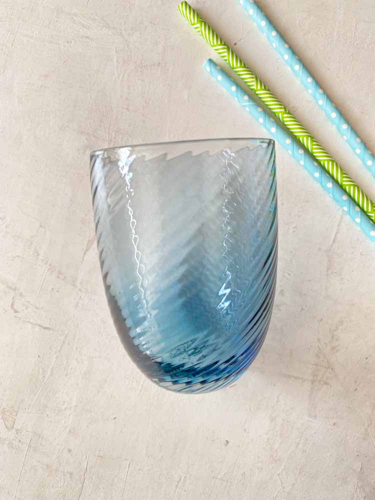 Spiralglas blau Rauch, Mix & Matchglas, Mix & Matchglas, Mix & Matchglas, anna von Lipaglas, Waweglas, Wirbelglas, anna von Lipamix & Matchglas und Tumbler, Wirbelglas, Waweglas, Bambusglas, gerades Glas und Becher, Olivenglas, Eisglas, Harlekinglas, Becher, Wasserglas, Trinkglas, Trinkglas, anna von lipa glass, Remix von sofie anna von lipa Händler, Bohrerdeckel, Glasmalerei, Glasmalerei, Trinkgläser, tschechisch Glas, Bohemienglas,