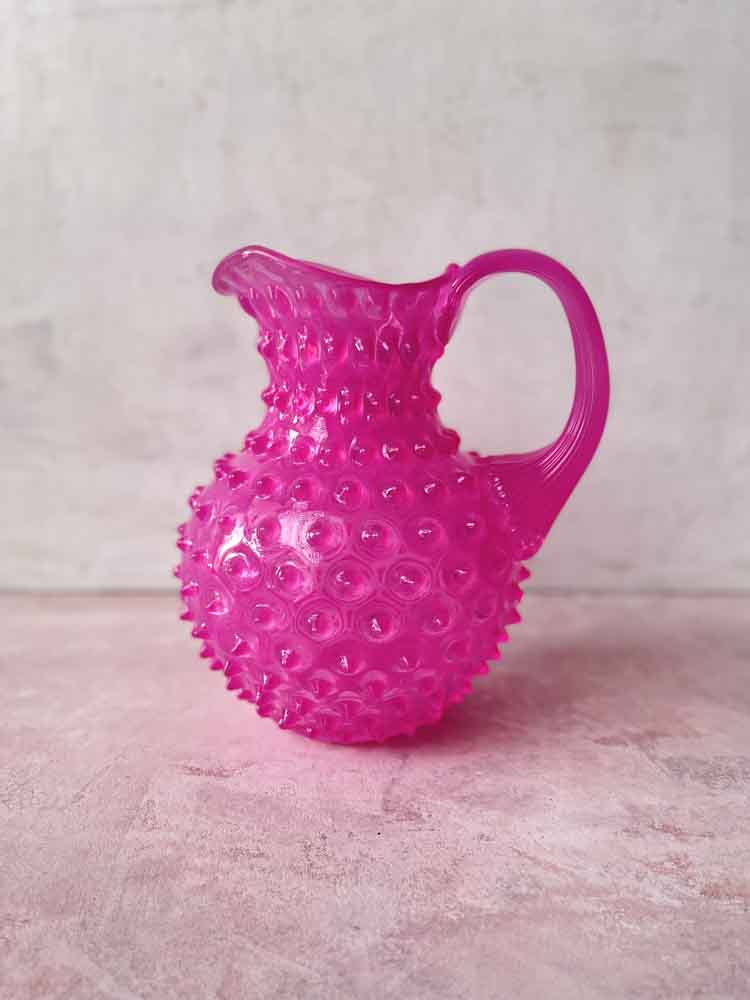 Neon rosa Krug, Lavendel Igel Krug, Krug in Igelglas, Glaskrug, Krug anna von lipa, Krug in Igelglas, Glaskrug, Krug Igel Glaskrug, Igel Krug, anna von lipa Krug, Krug aus anna von lipa, anna von lipa dealer, remix by sofie, anna von lipa glass, hobnail jug, jag anna von lipa,