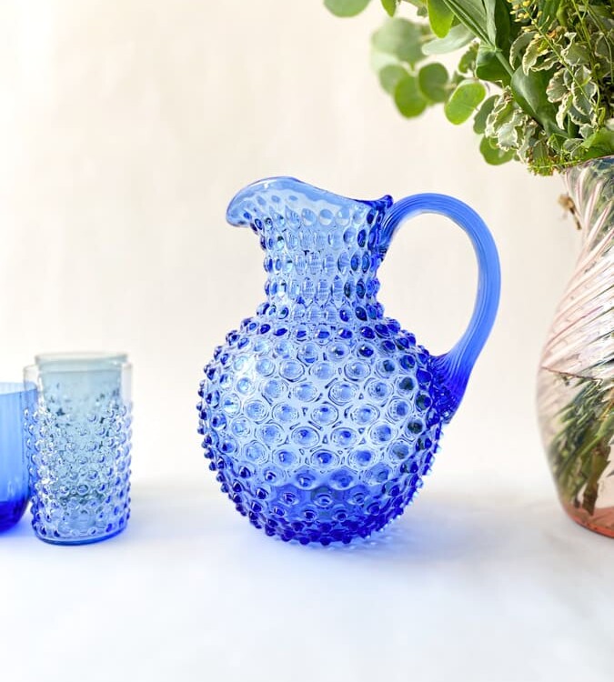 2 Liter Krug in hellblau, Krug in hellblau, 2 Liter Krug in Igelglas, Igel Krug, anna von Lipa Igel Krug, Krug in Igelglas, anna von Lipa Händler, anna von Lipa Krug, anna von Lipa Krug, Igel Krug, Igel Krug, Hobnail Krug, Hobnail Glas, Igel Glas Krug. Remix von Sofia