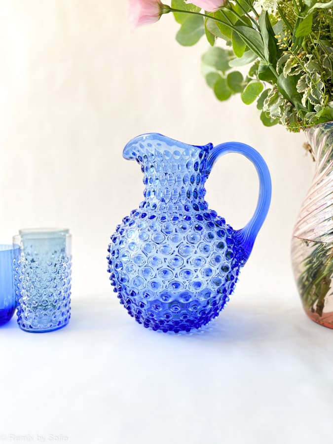 2 Liter Krug in hellblau, Krug in hellblau, 2 Liter Krug in Igelglas, Igel Krug, anna von Lipa Igel Krug, Krug in Igelglas, anna von Lipa Händler, anna von Lipa Krug, anna von Lipa Krug, Igel Krug, Igel Krug, Hobnail Krug, Hobnail Glas, Igel Glas Krug. Remix von Sofia