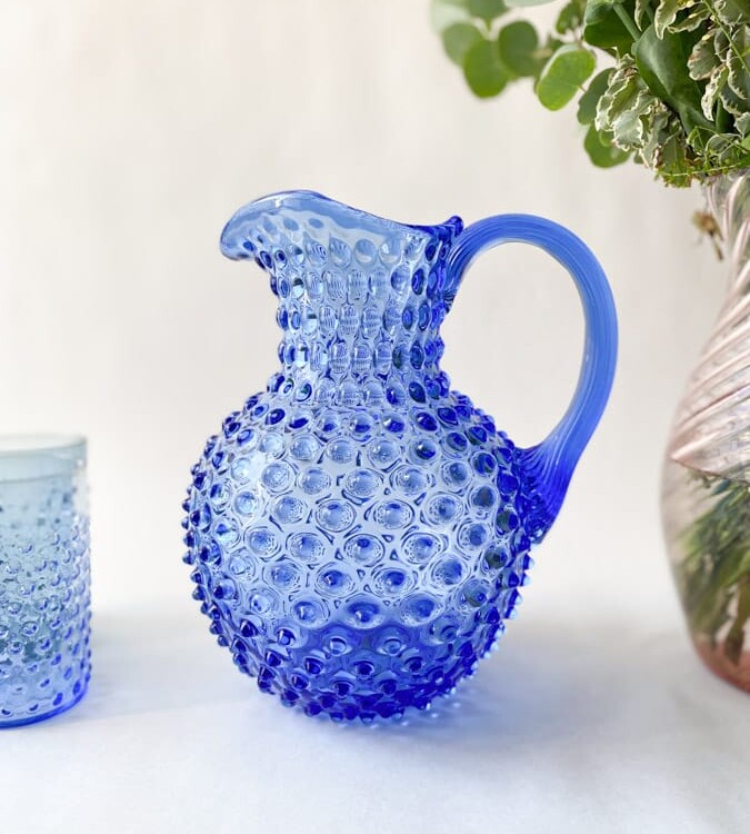 2 Liter Krug in hellblau, Krug in hellblau, 2 Liter Krug in Igelglas, Igel Krug, anna von Lipa Igel Krug, Krug in Igelglas, anna von Lipa Händler, anna von Lipa Krug, anna von Lipa Krug, Igel Krug, Igel Krug, Hobnail Krug, Hobnail Glas, Igel Glas Krug. Remix von Sofia