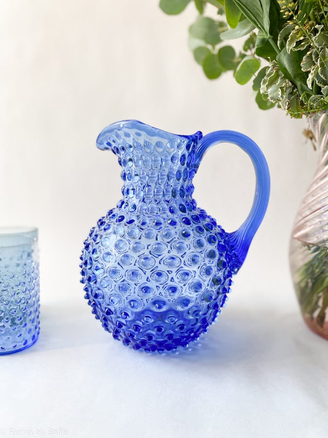 2 Liter Krug in hellblau, Krug in hellblau, 2 Liter Krug in Igelglas, Igel Krug, anna von lipa Igel Krug, Krug in Igelglas, anna von lipa Händler, anna von lipa Krug, anna von lipa Igel Krug, Igel Krug, Igel Krug, Hobnail Krug, Hobnail Glas, Igel Glas Krug. Remix von Sofia