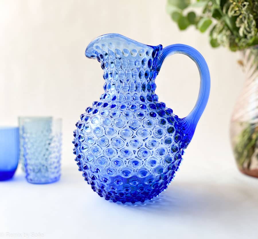 2 Liter Krug in hellblau, Krug in hellblau, 2 Liter Krug in Igelglas, Igel Krug, anna von lipa Igel Krug, Krug in Igelglas, anna von lipa Händler, anna von lipa Krug, anna von lipa Igel Krug, Igel Krug, Igel Krug, Hobnail Krug, Hobnail Glas, Igel Glas Krug. Remix von Sofia
