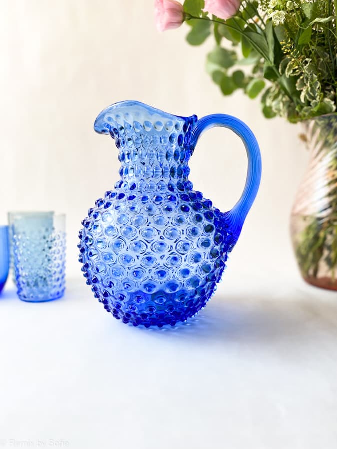 2 Liter Krug in hellblau, Krug in hellblau, 2 Liter Krug in Igelglas, Igel Krug, anna von Lipa Igel Krug, Krug in Igelglas, anna von Lipa Händler, anna von Lipa Krug, anna von Lipa Krug, Igel Krug, Igel Krug, Hobnail Krug, Hobnail Glas, Igel Glas Krug. Remix von Sofia
