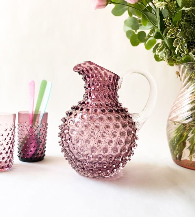 2 Liter Krug in hellviolett, Remix von Sofie, 2 Liter Krug in hellviolett, anna von Lipa Igelkanne, Krug in Igelglas, anna von Lipa Händler, anna von Lipa Krug, anna von Lipa Igelkanne, Igelkanne, Igelkrüge, Hobnailkrüge, Hobnailglas, Hobnailglaskrüge