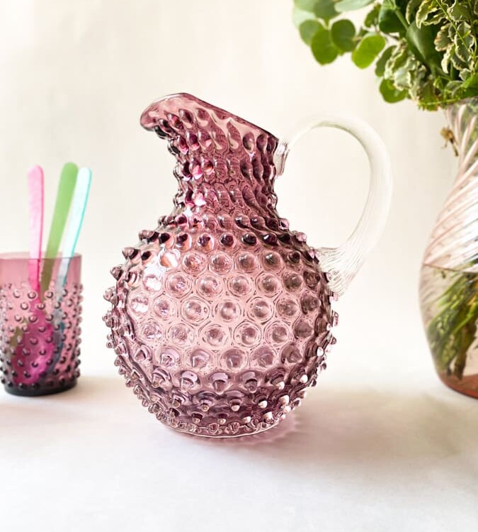 2 Liter Krug in hellviolett, Remix von Sofie, 2 Liter Krug in hellviolett, anna von Lipa Igelkanne, Krug in Igelglas, anna von Lipa Händler, anna von Lipa Krug, anna von Lipa Igelkanne, Igelkanne, Igelkrüge, Hobnailkrüge, Hobnailglas, Hobnailglaskrüge