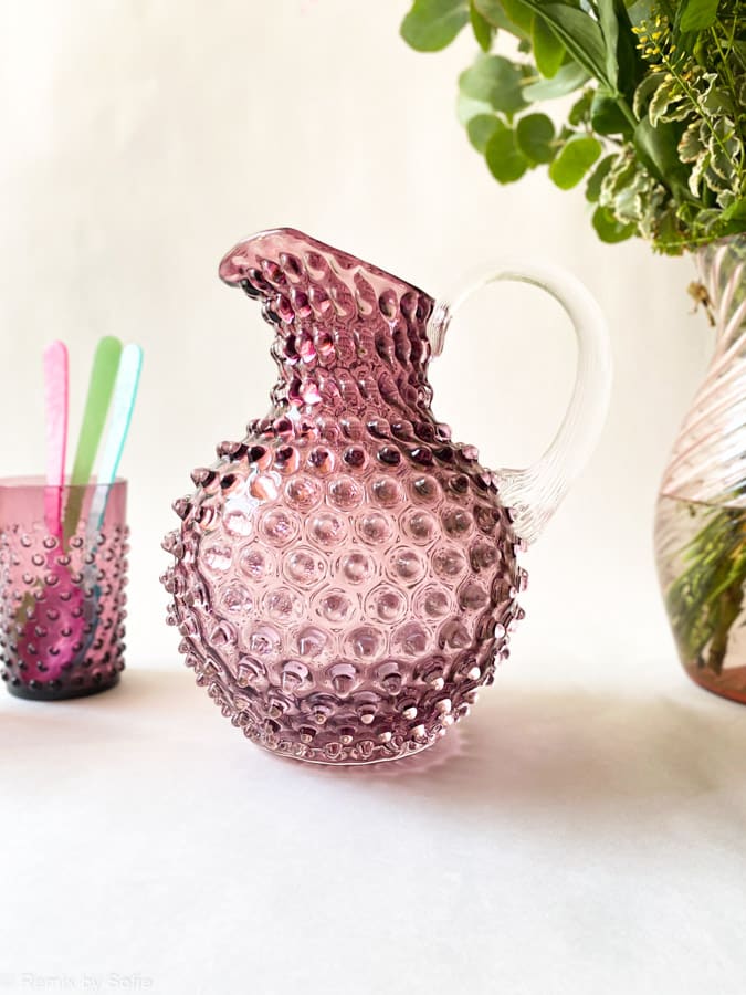 2 Liter Krug in hellviolett, Remix von Sofie, 2 Liter Krug in hellviolett, anna von Lipa Igelkrug, Krug in Igelglas, anna von Lipa Händler, anna von Lipa Krug, anna von Lipa Igelkrug, Igelkrug, Igelkrüge, Hobnailkrüge, Hobnailglas, Hobnailglaskrüge