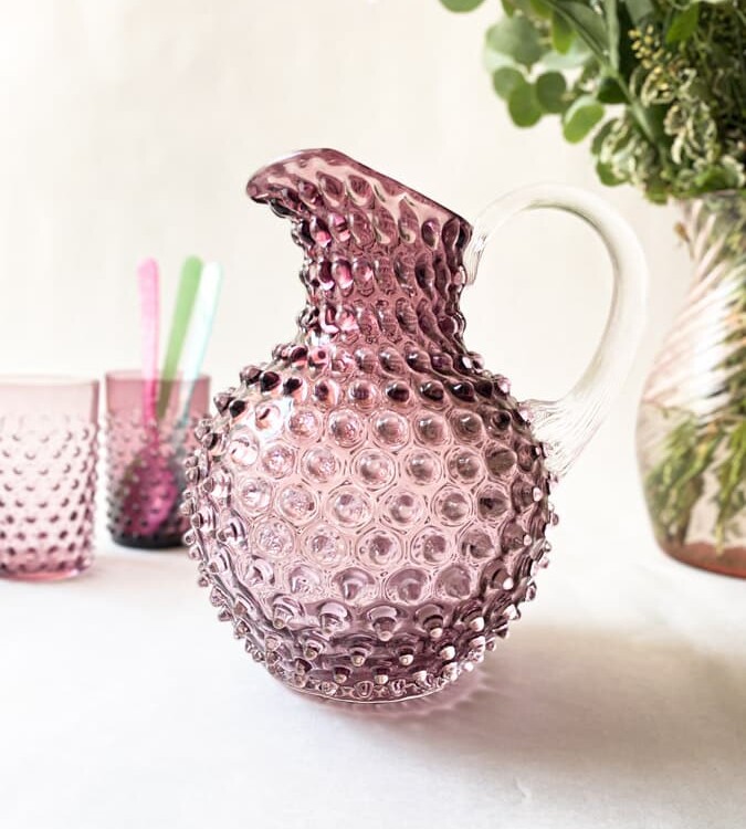 2 Liter Krug in hellviolett, Remix von Sofie, 2 Liter Krug in hellviolett, anna von Lipa Igelkanne, Krug in Igelglas, anna von Lipa Händler, anna von Lipa Krug, anna von Lipa Igelkanne, Igelkanne, Igelkrüge, Hobnailkrüge, Hobnailglas, Hobnailglaskrüge