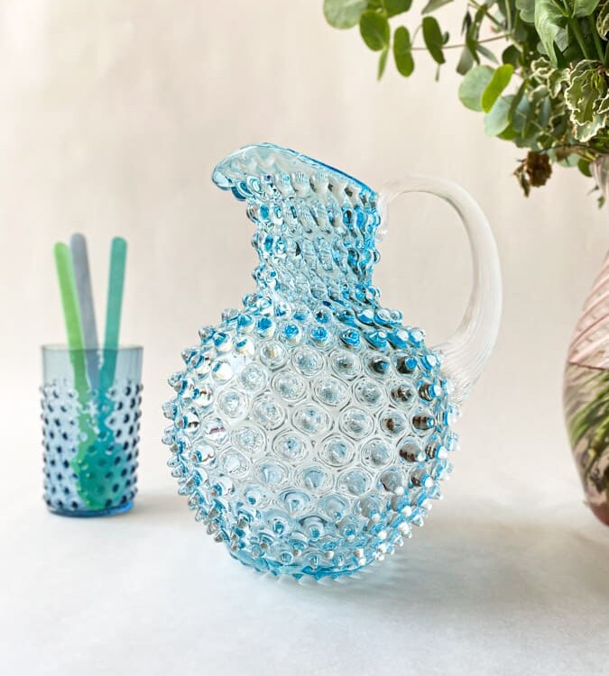 2 Liter Krug in heller Aqua, Remix von Sofie, 2 Liter Krug in heller Aqua, anna von Lipa Igelkanne, Krug in Igelglas, anna von Lipa Händler, anna von Lipa Krug, anna von Lipa Igelkanne, Igelkanne, Igelkrüge, Hobnailkrüge, Hobnailglas, Hobnailglaskrüge