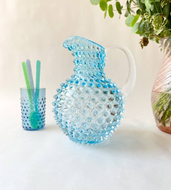 2 Liter Krug in heller Aqua, Remix von Sofie, 2 Liter Krug in heller Aqua, anna von Lipa Igelkanne, Krug in Igelglas, anna von Lipa Händler, anna von Lipa Krug, anna von Lipa Igelkanne, Igelkanne, Igelkrüge, Hobnailkrüge, Hobnailglas, Hobnailglaskrüge