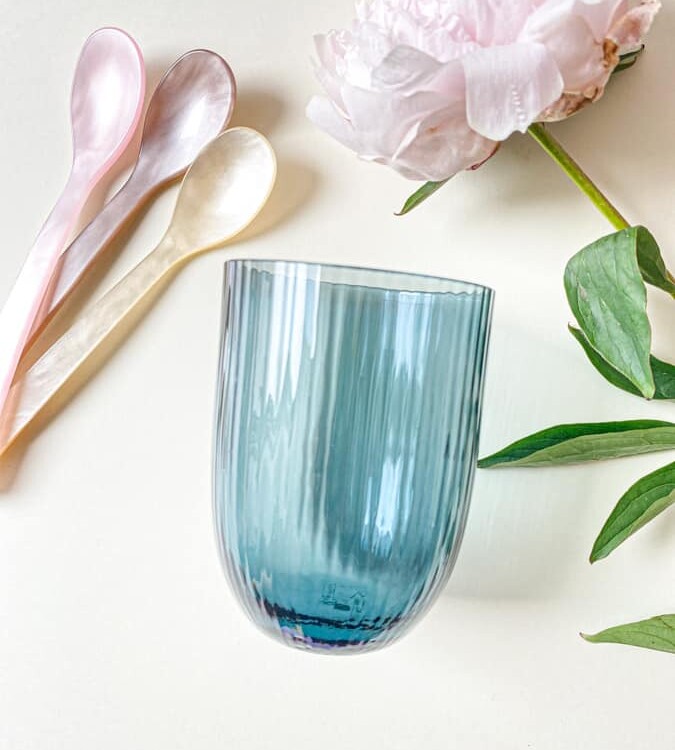 Bambusglas in blauer Rauch, Olivenglas, Bambusglas, anna von lipa mix & match, swil glass, wawe glass, harlequin glass, tumbler, wasserglas, trinkglas, trinkglas, glasmalerei, hausinnenraum, tischbezug, glas aus svenska, svenska svenska svenska, remix von sofie