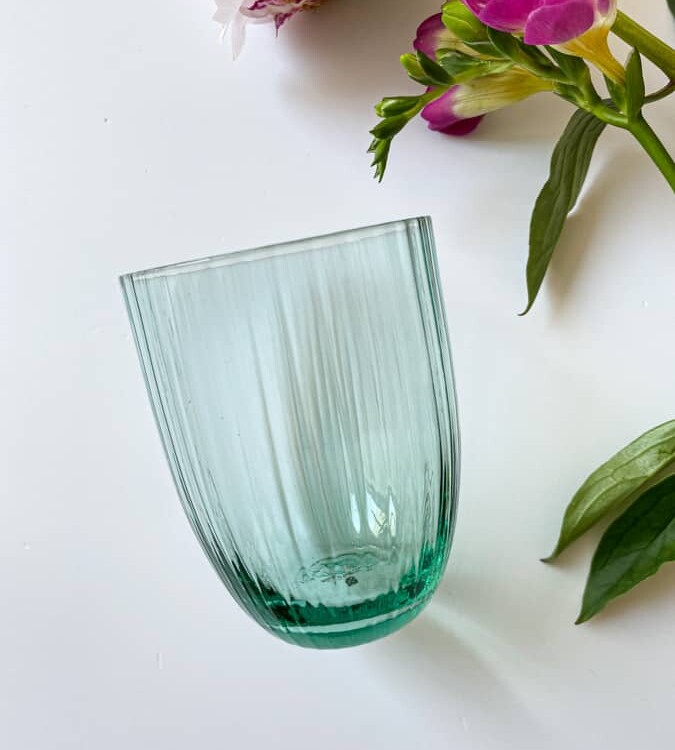 Bambus in Beryll, anna von lipa, Remix von Sofie, anna von lipa glass, mundgeblasenes Glas, handgeblasenes Glas, Glas, Trinkglas, Wasserglas, farbiges Glas, Mix- und Mattckglas, Mix & Mattckglas, Tumbler, Waweglas, Wirbelglas, Harlekinglas, Spiralglas, Bambusglas, Olivenglas, Tischbezug, anna von lipa glass, anna von lipa retailer