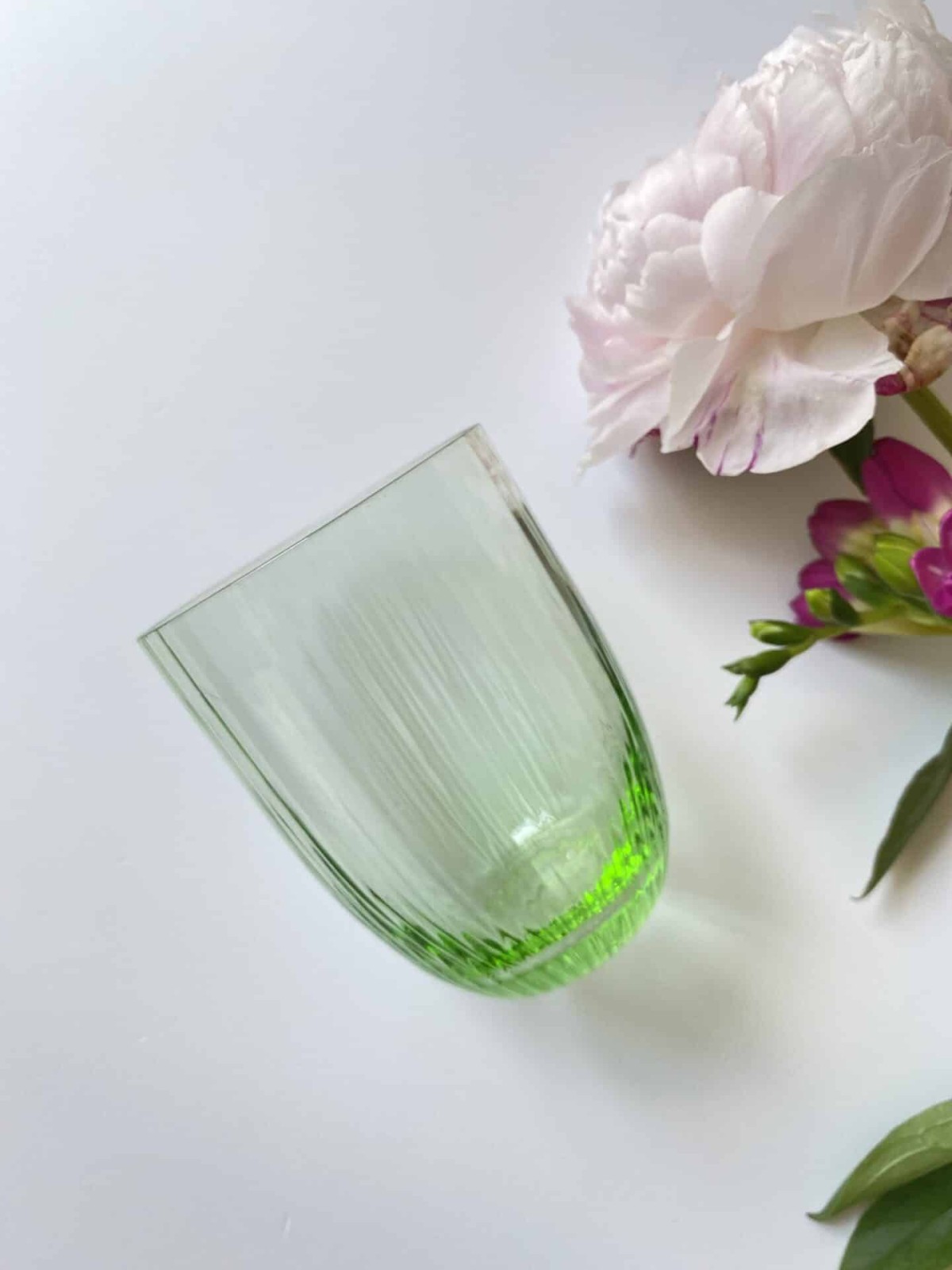Bambus hellgrün, anna von lipa, Remix von Sofie, anna von lipa glass, mundgeblasenes Glas, handgeblasenes Glas, Glas, Trinkglas, Wasserglas, farbiges Glas, Mix- und Mattckglas, Mix & Mattckglas, Tumbler, Waweglas, Wirbelglas, Harlekinglas, Spiralglas, Bambusglas, Olivenglas, Tischbezug, anna von lipa glass, anna von lipa retailer