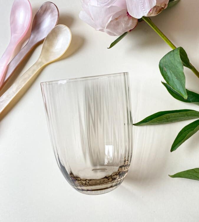 Bambus in heller Schokolade, Bambusglas in Kaschmir, Olivenglas, Bambusglas, anna von lipa mix & match, swil Glas, wawe Glas, Harlekin Glas, Becher, Wasserglas, Trinkglas, Trinkglas, Glasmalerei, Hausinnenraum, Tischbezug, Glas aus anna von lipa, anna von lipa Händler, Remix von sofie