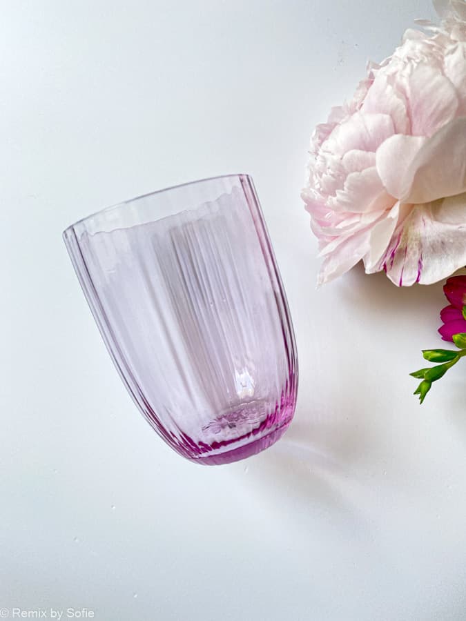 Bambus in hellviolettem Neodym, anna von lipa, Remix von Sofie, anna von lipa glass, mundgeblasenes Glas, handgeblasenes Glas, Glas, Trinkglas, Wasserglas, Glasmalerei, Mix- und Mattckglas, Mix & Mattckglas, Tumbler, Waweglas, Wirbel Glas, Harlekinglas, Spiralglas, Bambusglas, Olivenglas, Tischbezug, anna von lipa glass, anna von lipa retailer