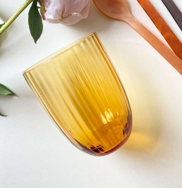 Bambus in dunklem Bernstein, Bambusglas, Olivenglas, Bambusglas, anna von lipa mix & match, swil glass, wawe glass, harlekin glass, tumbler, wasserglas, trinkglas, trinkglas, glasmalerei, hausinnenraum, tisch, glas von anna von lipa, anna von lipa dealer, remix von sofie