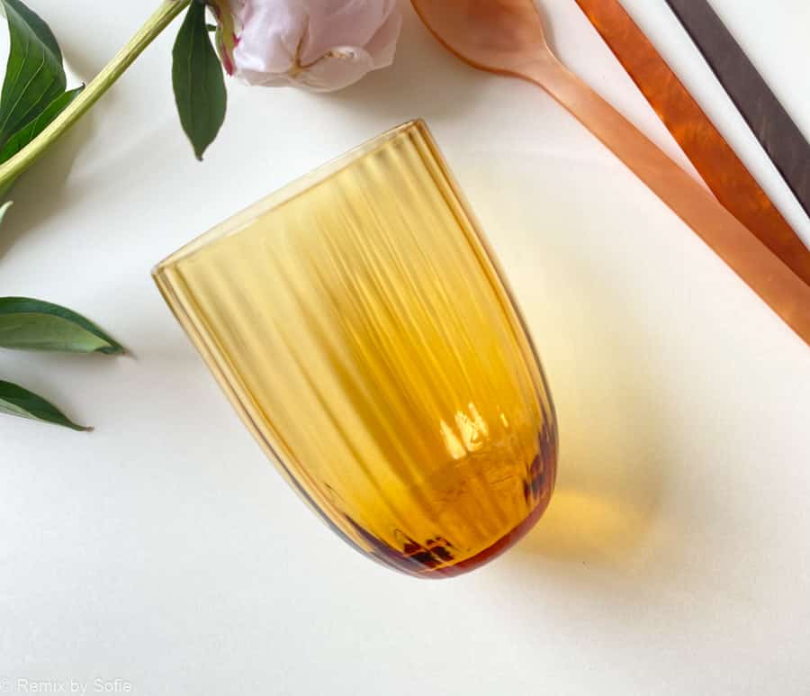Bambus in dunklem Bernstein, Bambusglas, Olivenglas, Bambusglas, anna von lipa mix & match, swil glass, wawe glass, harlekin glass, tumbler, wasserglas, trinkglas, trinkglas, glasmalerei, hausinnenraum, tisch, glas von anna von lipa, anna von lipa dealer, remix von sofie