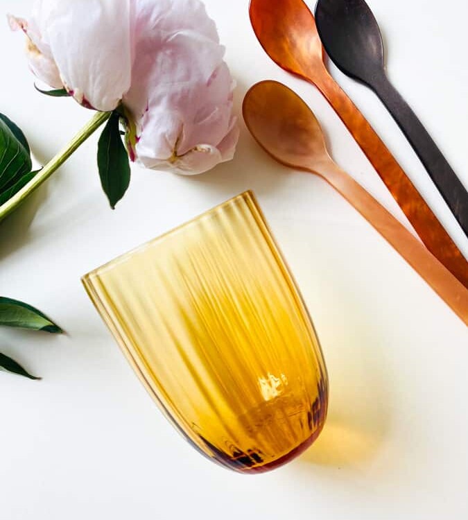 Bambus in dunklem Bernstein, Bambusglas, Olivenglas, Bambusglas, anna von lipa mix & match, swil glass, wawe glass, harlekin glass, tumbler, wasserglas, trinkglas, trinkglas, glasmalerei, hausinnenraum, tisch, glas von anna von lipa, anna von lipa dealer, remix von sofie