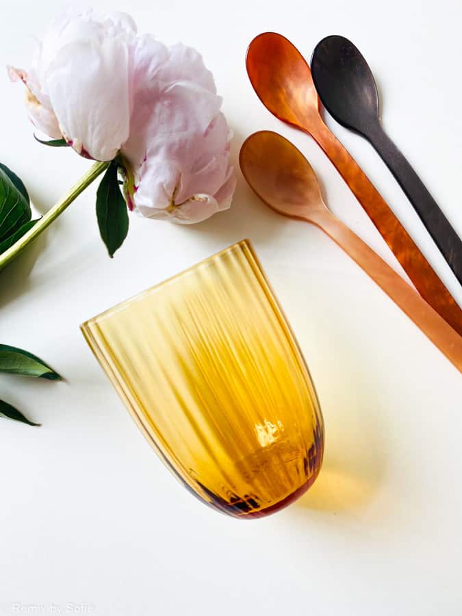 Bambus in dunklem Bernstein, Bambusglas, Olivenglas, Bambusglas, anna von lipa mix & match, swil glass, wawe glass, harlekin glass, tumbler, wasserglas, trinkglas, trinkglas, glasmalerei, hausinnenraum, tisch, glas von anna von lipa, anna von lipa dealer, remix von sofie