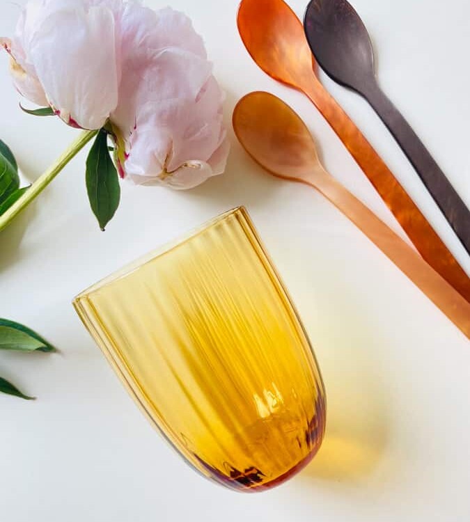 Bambus in dunklem Bernstein, Bambusglas, Olivenglas, Bambusglas, anna von lipa mix & match, swil glass, wawe glass, harlekin glass, tumbler, wasserglas, trinkglas, trinkglas, glasmalerei, hausinnenraum, tisch, glas von anna von lipa, anna von lipa dealer, remix von sofie