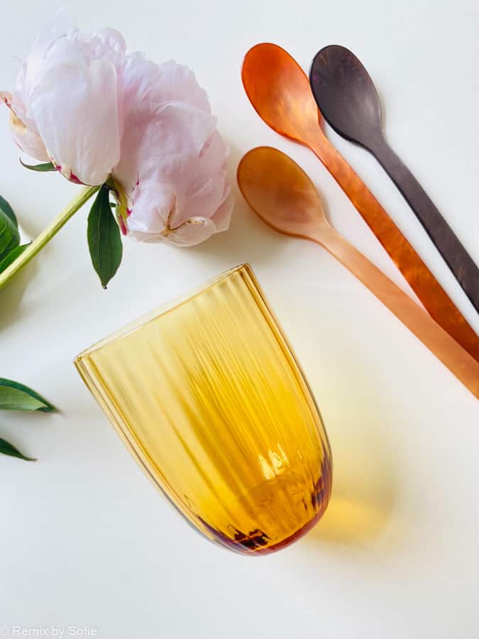 Bambus in dunklem Bernstein, Bambusglas, Olivenglas, Bambusglas, anna von lipa mix & match, swil glass, wawe glass, harlekin glass, tumbler, wasserglas, trinkglas, trinkglas, glasmalerei, hausinnenraum, tisch, glas von anna von lipa, anna von lipa dealer, remix von sofie