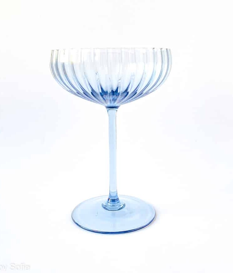Champagnerschale in blauem Rauch von Anna von Lipa