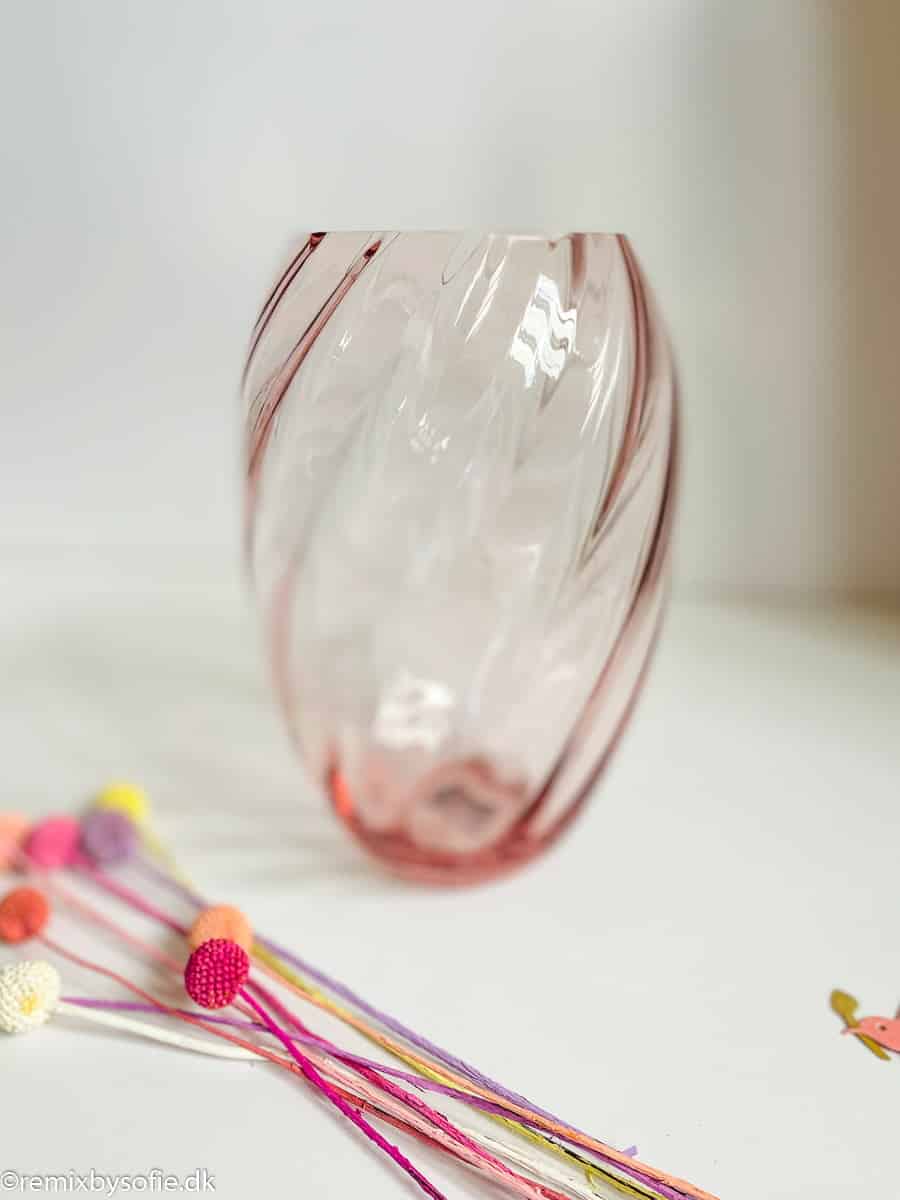 Anna von Lipa hat noch eine weitere schöne mundgeblasene Wirbelvase für die Kollektion gemacht. Die Oslo Vase ist etwas kleiner als die beliebte Dahlia Wirbelvase. Es ist schön gestaltet und der weiche Rand an der Spitze lässt die Blumen in der Vase toll aussehen.