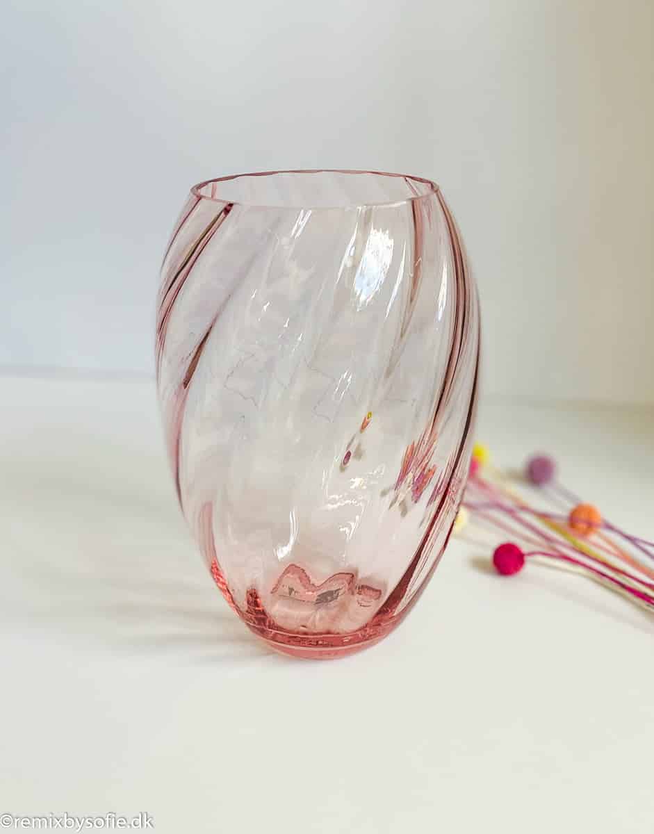 Anna von Lipa hat noch eine weitere schöne mundgeblasene Wirbelvase für die Kollektion gemacht. Die Oslo Vase ist etwas kleiner als die beliebte Dahlia Wirbelvase. Es ist schön gestaltet und der weiche Rand an der Spitze lässt die Blumen in der Vase toll aussehen.