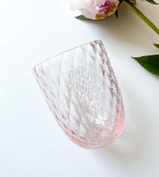 Harlekin in rosa, anna von lipa, Remix von Sofie, anna von lipa glass, mundgeblasenes Glas, handgeblasenes Glas, Glas, Trinkglas, Wasserglas, farbiges Glas, Mix- und Mattckglas, Mix & Mattckglas, Becher, Waweglas, Wirbelglas, Harlekinglas, Spiralglas, Bambusglas, Olivenglas, Tischbezug, anna von lipa glass, anna von lipa retailer