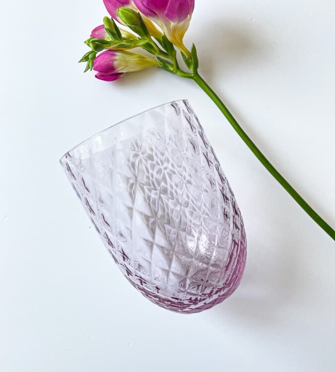 Harlekin hellviolettes Neodym, anna von lipa, Remix von Sofie, anna von lipa glass, mundgeblasenes Glas, handgeblasenes Glas, Glas, Trinkglas, Wasserglas, farbiges Glas, Mix & Matck Glas, Mix & Matck Glas, Tumbler, Wawe Glas, Wirbel Glas, Harlekinglas, Spiralglas, Bambusglas, Olivenglas, Tischbezug, anna von lipa glass, anna von lipa retailer