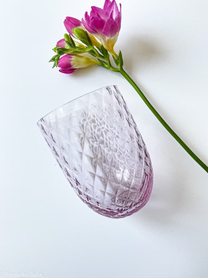Harlekin hellviolettes Neodym, anna von lipa, Remix von Sofie, anna von lipa Glas, mundgeblasenes Glas, handgeblasenes Glas, Glas, Trinkglas, Wasserglas, farbiges Glas, Mix & Matck Glas, Mix & Matck Glas, Tumbler, Wawe Glas, Wirbel Glas, Harlekinglas, Spiralglas, Bambusglas, Olivenglas, Tischbezug, anna von lipa glass, anna von lipa retailer