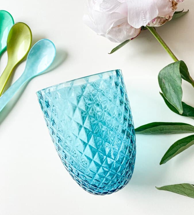 Harlekin in dunklem Aqua, Harlekin Glas, Olivenglas, Bambus Glas, anna von lipa mix & match, swil Glas, Wawe Glas, Harlekin Glas, Becher, Wasserglas, Trinkglas, Trinkglas, Glasmalerei, Hausinnenraum, Tischbezug, Glas aus anna von lipa, anna von lipa dealer, remix von sofie