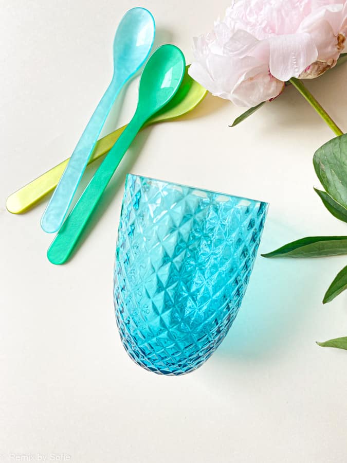 Harlekin in dunklem Aqua, Harlekin Glas, Olivenglas, Bambus Glas, anna von lipa mix & match, swil Glas, Wawe Glas, Harlekin Glas, Becher, Wasserglas, Trinkglas, Trinkglas, Glasmalerei, Hausinnenraum, Tischbezug, Glas aus anna von lipa, anna von lipa dealer, remix von sofie