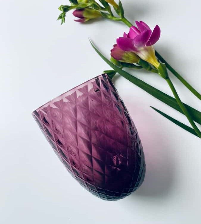 Harlekinglas in dunkelviolett, anna von lipa mix & match, wirbelglas, wawe glass, harlekinglas, trichter, wasserglas, trinkglas, trinkglas, anna von lipa glass, remix by sofie anna von lipa retailer, handgeblasen Glas, mundgeblasenes Glas, Glasmalerei, Trinkglas anna von lipa