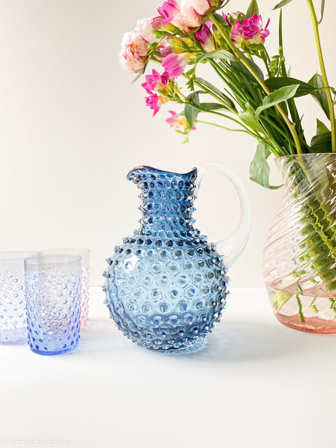 2 Liter Krug in blauem Rauch, Remix von Sofie, 2 Liter Krug, anna von Lipa Igelkanne, Krug in Igelglas, anna von Lipa Händler, anna von Lipa Krug, anna von Lipa Igelkanne, Igelkanne, Igelkrüge, Hobnailkrüge, Hobnailglas, Hobnailglaskrüge