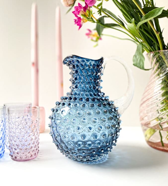 2 Liter Krug in blauem Rauch, Remix von Sofie, 2 Liter Krug, anna von Lipa Igelkanne, Krug in Igelglas, anna von Lipa Händler, anna von Lipa Krug, anna von Lipa Igelkanne, Igelkanne, Igelkrüge, Hobnailkrüge, Hobnailglas, Hobnailglaskrüge