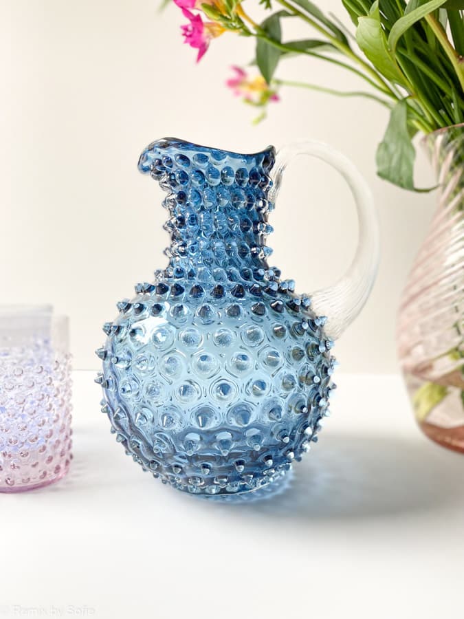 2 Liter Krug in blauem Rauch, Remix von Sofie, 2 Liter Krug, anna von Lipa Igelkanne, Krug in Igelglas, anna von Lipa Händler, anna von Lipa Krug, anna von Lipa Igelkanne, Igelkanne, Igelkrüge, Hobnailkrüge, Hobnailglas, Hobnailglaskrüge