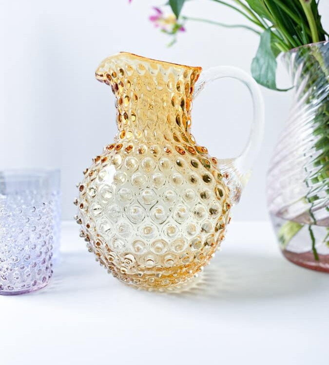 2 Liter Krug in heller Bernstein, Remix von Sofie, 2 Liter Krug, anna von Lipa Igelkrug, Krug in Igelglas, anna von Lipa Händler, anna von Lipa Krug, anna von Lipa Igelkrug, Igelkrug, Igelkrug, Igel Krug, Hobnail Krug, Hobnail Glas, Hobnail Glas Krug